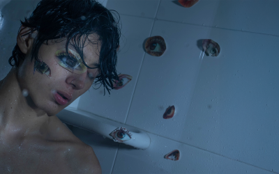 DONDE LAS LÁGRIMAS FLUYEN, EL ECO DE LAS MIRADAS EN LA PIEL